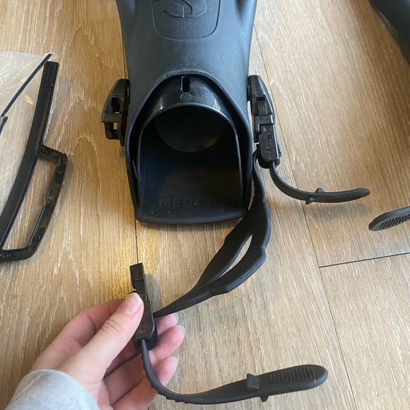 Aqua Lung & ScubaPro Dive Set- Fins Set, Dive Sock Boots, Goggles, & Snorkel - Picture 9 of 16